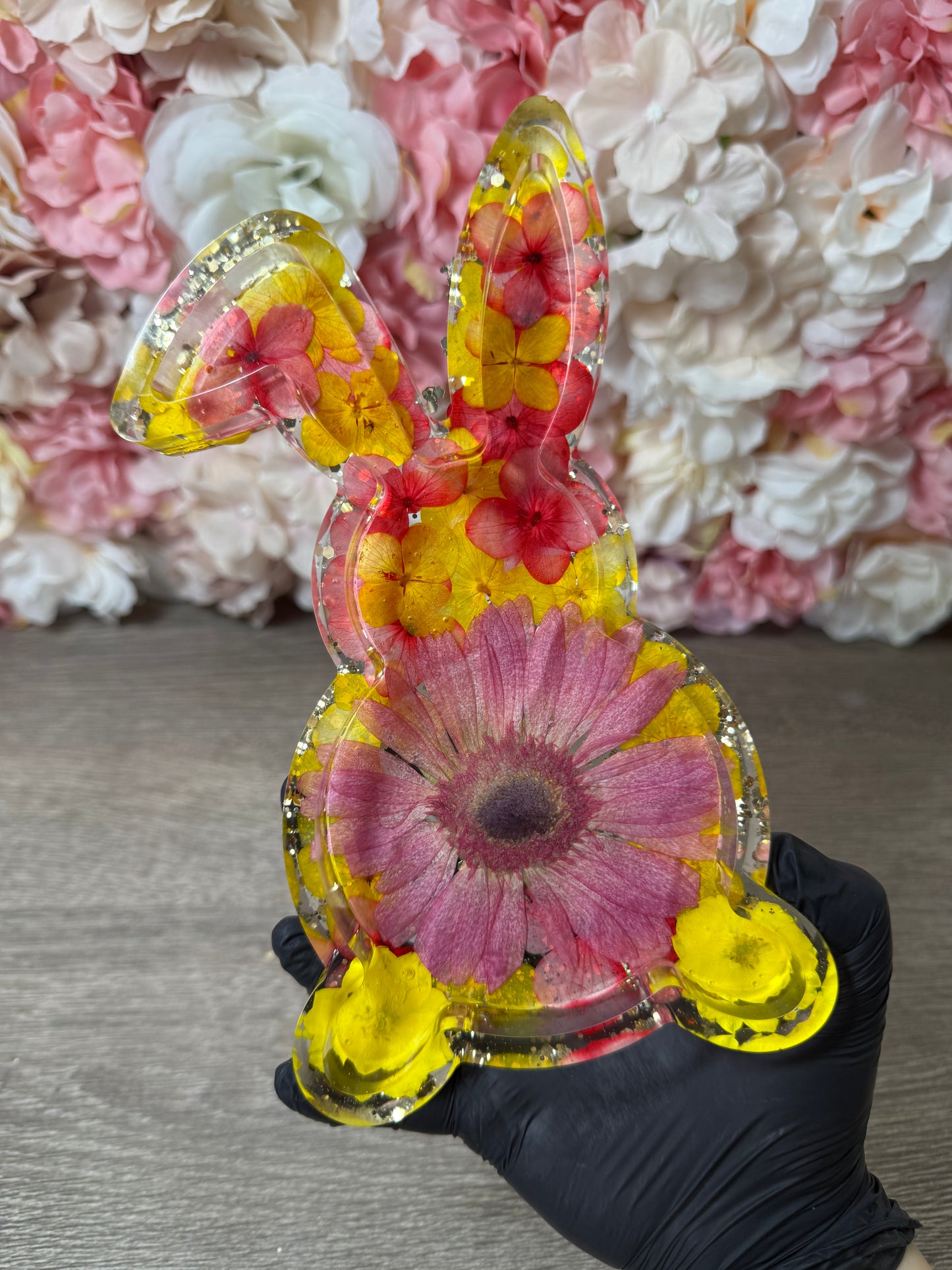 Oster Tablett Hase mit echten Blumen – handgefertigtes Deko Tablett aus Resin | Frühlingsdeko & Geschenkidee