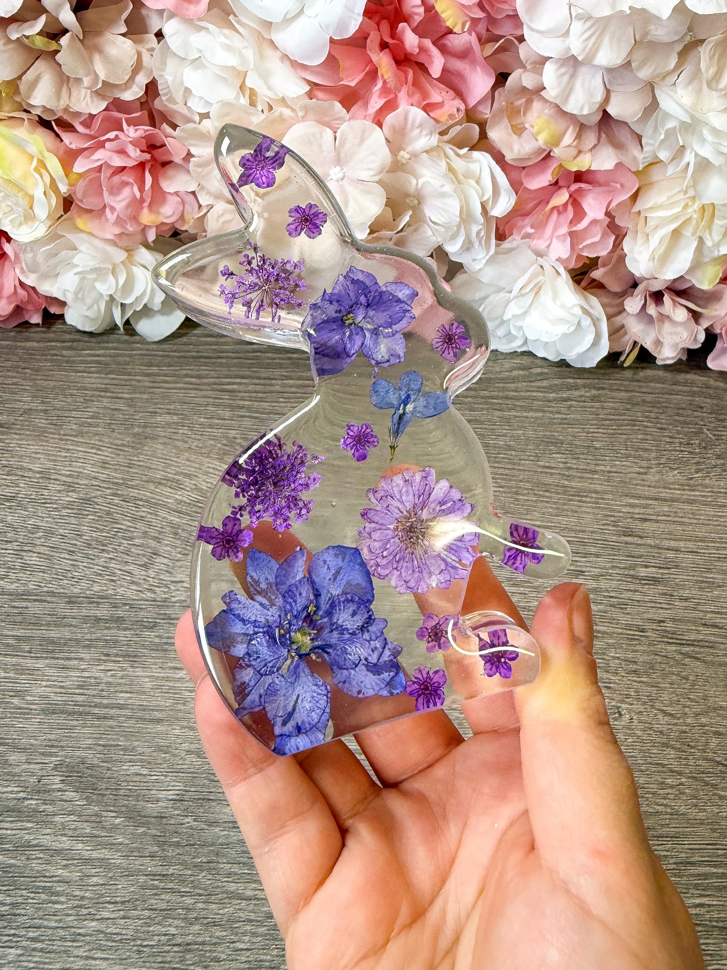 2D Hasenfigur aus Epoxidharz mit echten Blüten – handgefertigte Deko Figur Einzelstück