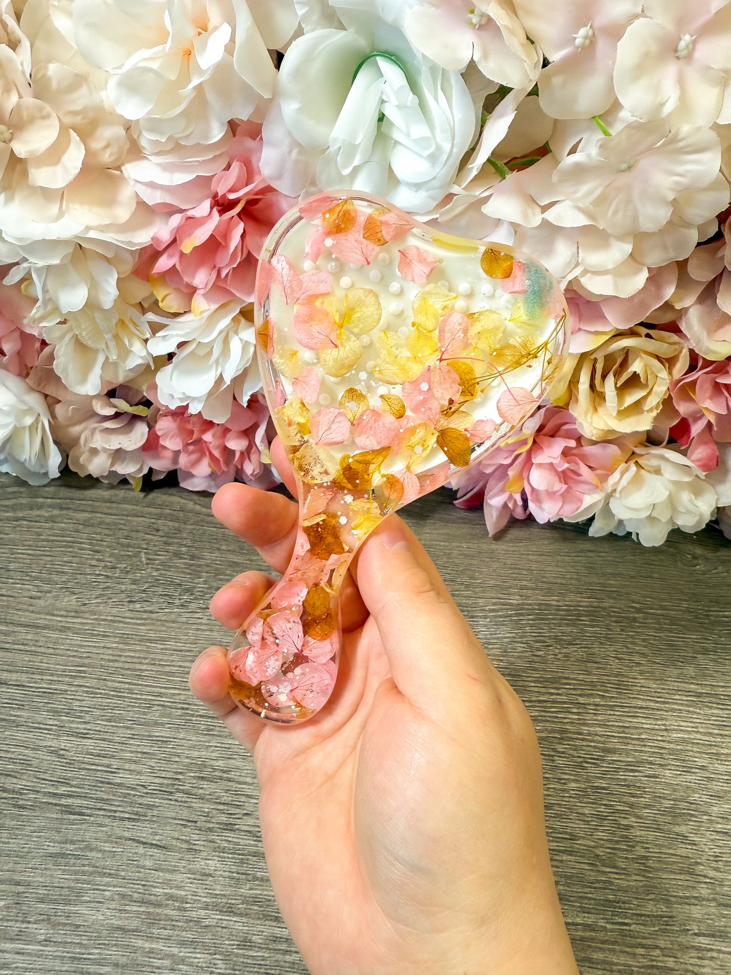 Einzelstück – Haarbürste mit echten, eingearbeiteten Blüten