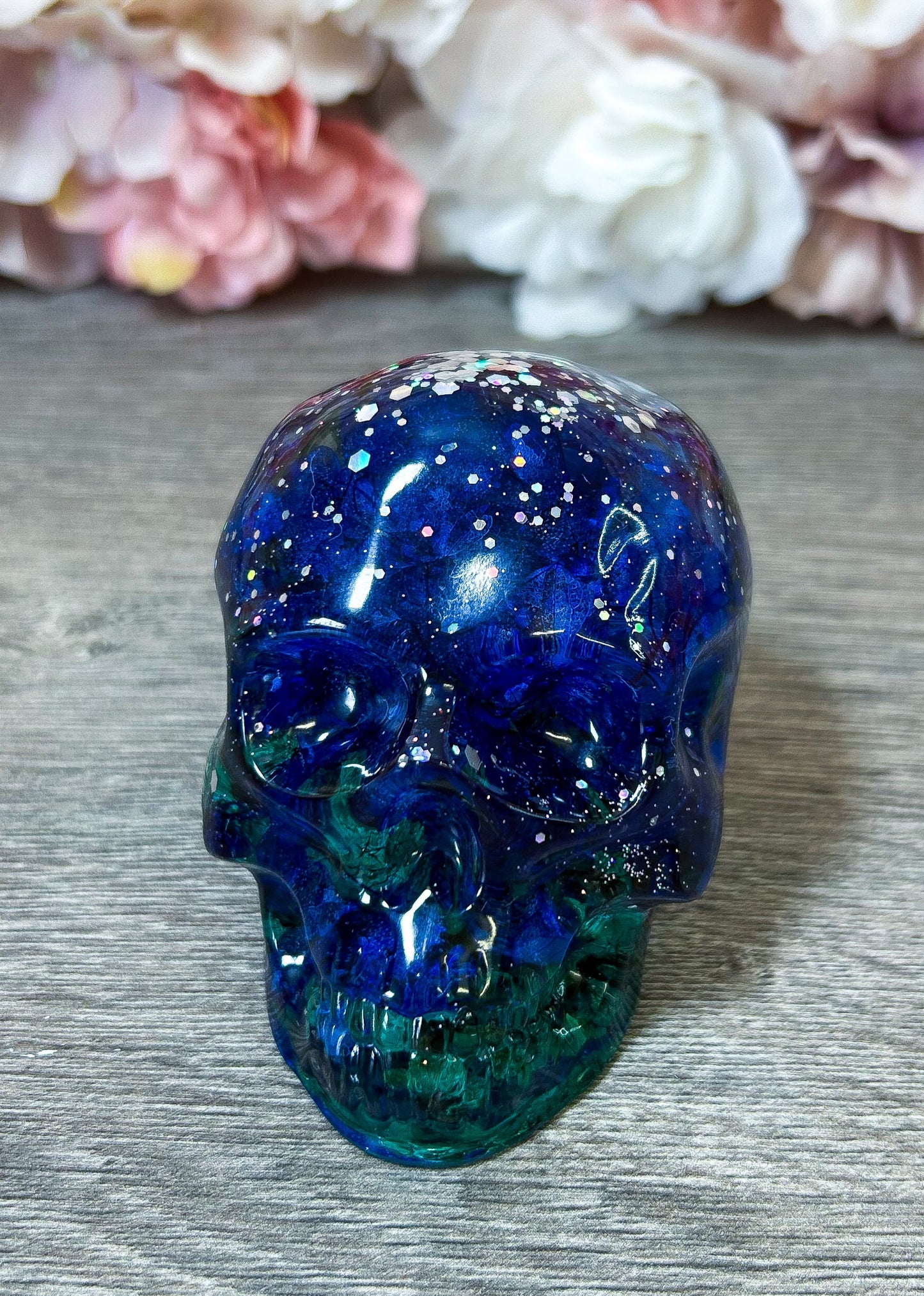 Figur "Blumenschädel" mit echten Blüten