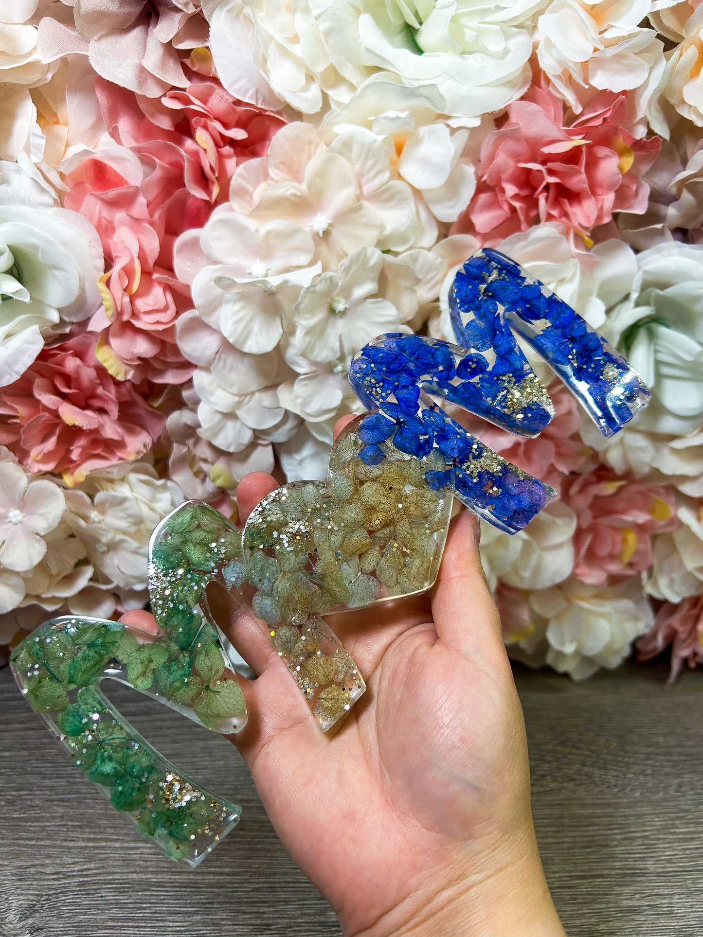 Standschild "Mom" mit echten Blüten