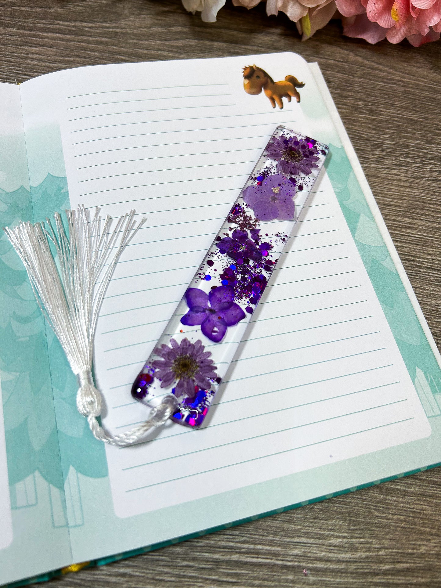 Lesezeichen mit Blüten in verschiedenen Designs