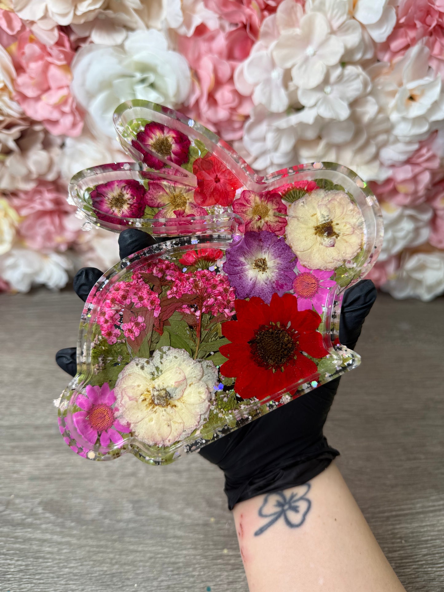 Oster Tablett Hase mit echten Blumen – handgefertigtes Deko Tablett aus Resin | Frühlingsdeko & Geschenkidee