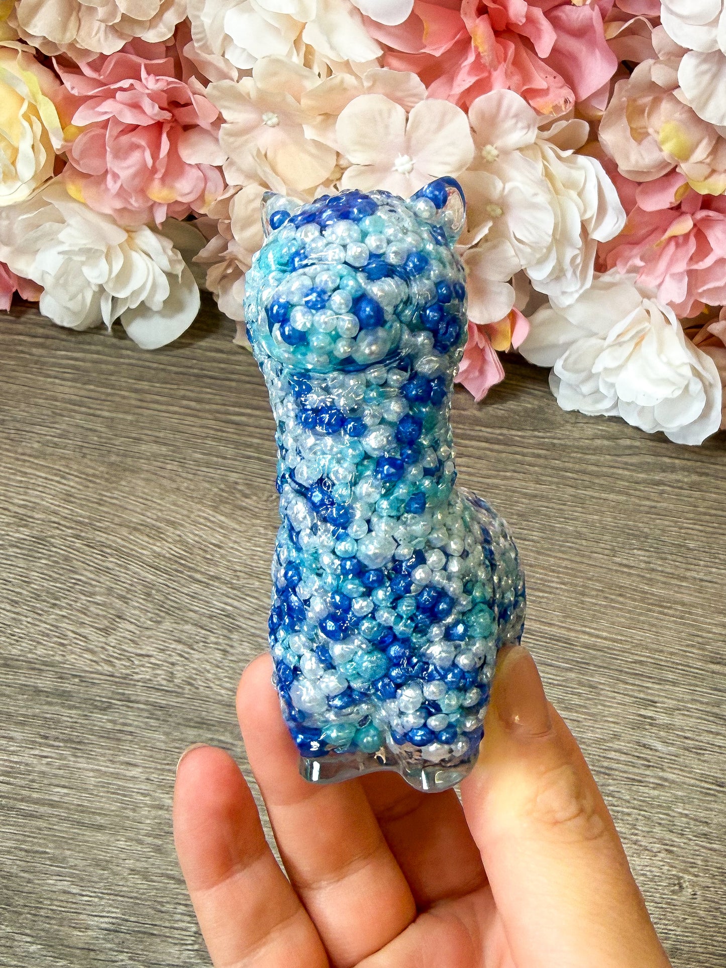 Alpaka Figur aus Epoxidharz mit blauen Perlen – handgefertigte Deko Figur Einzelstück