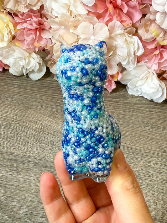 Alpaka Figur aus Epoxidharz mit blauen Perlen – handgefertigte Deko Figur Einzelstück