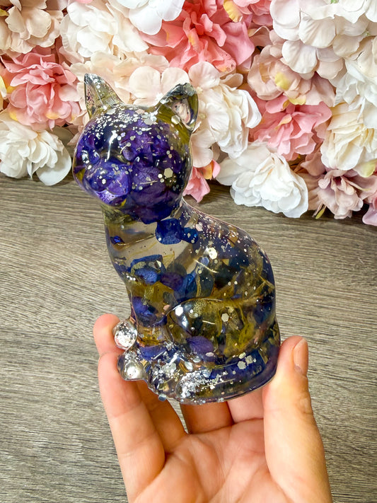 Handgefertigte Katzen Figur aus Resin mit echten Blüten – süße Deko & Geschenkidee