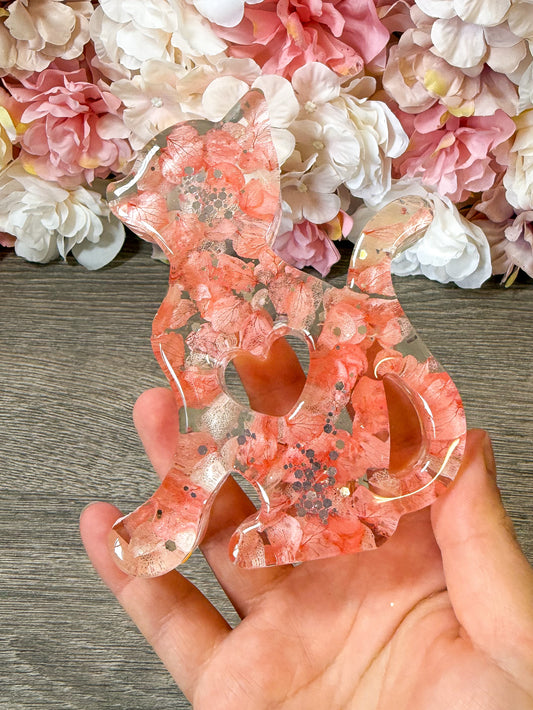 2D Katzenfigur aus Epoxidharz mit echten Blüten – handgefertigte Deko Figur Einzelstück