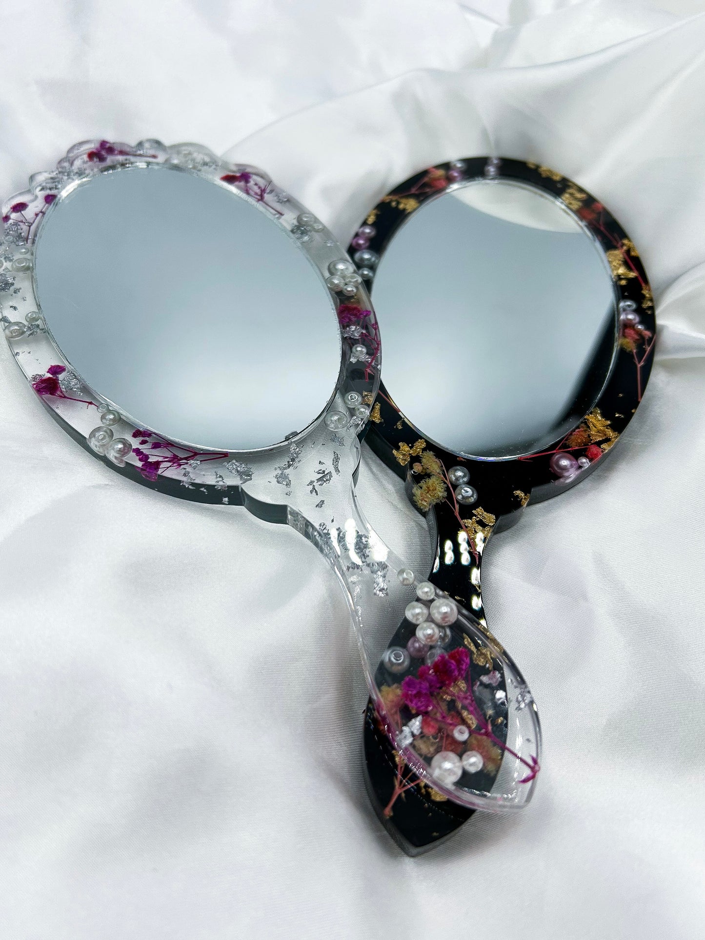 Handspiegel mit echtem Schleierkraut und Perlen in deiner Wunschfarbe