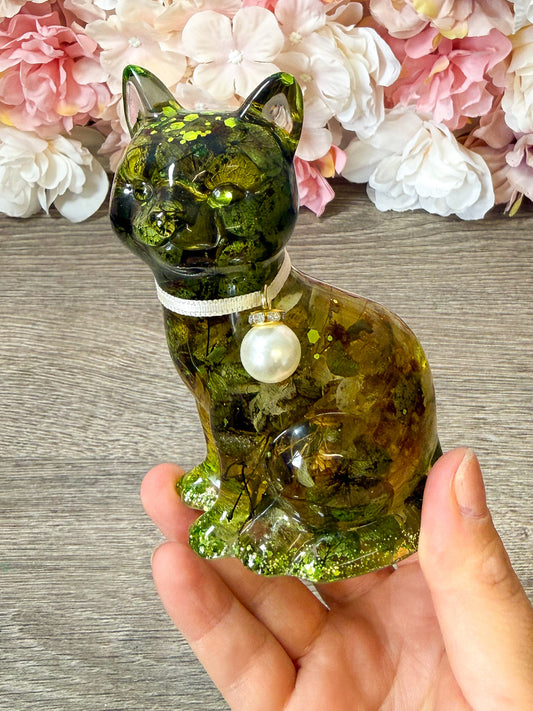 Handgefertigte Katzen Figur aus Resin mit echten Blüten – süße Deko & Geschenkidee