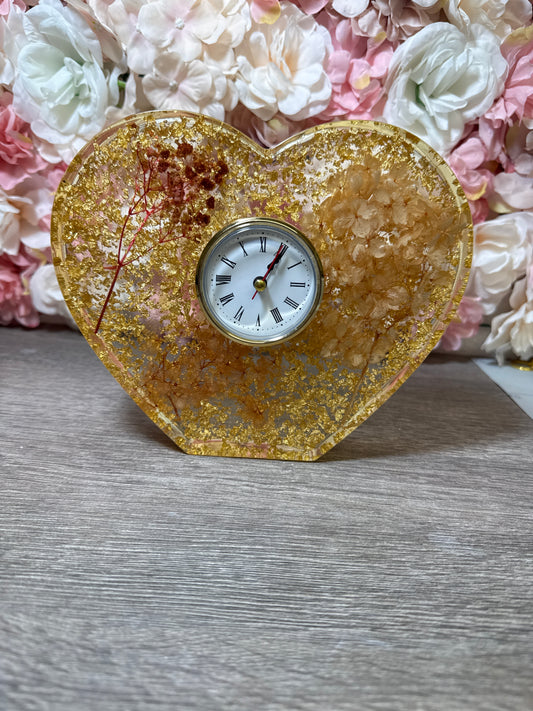 Standuhr mit Hortensien