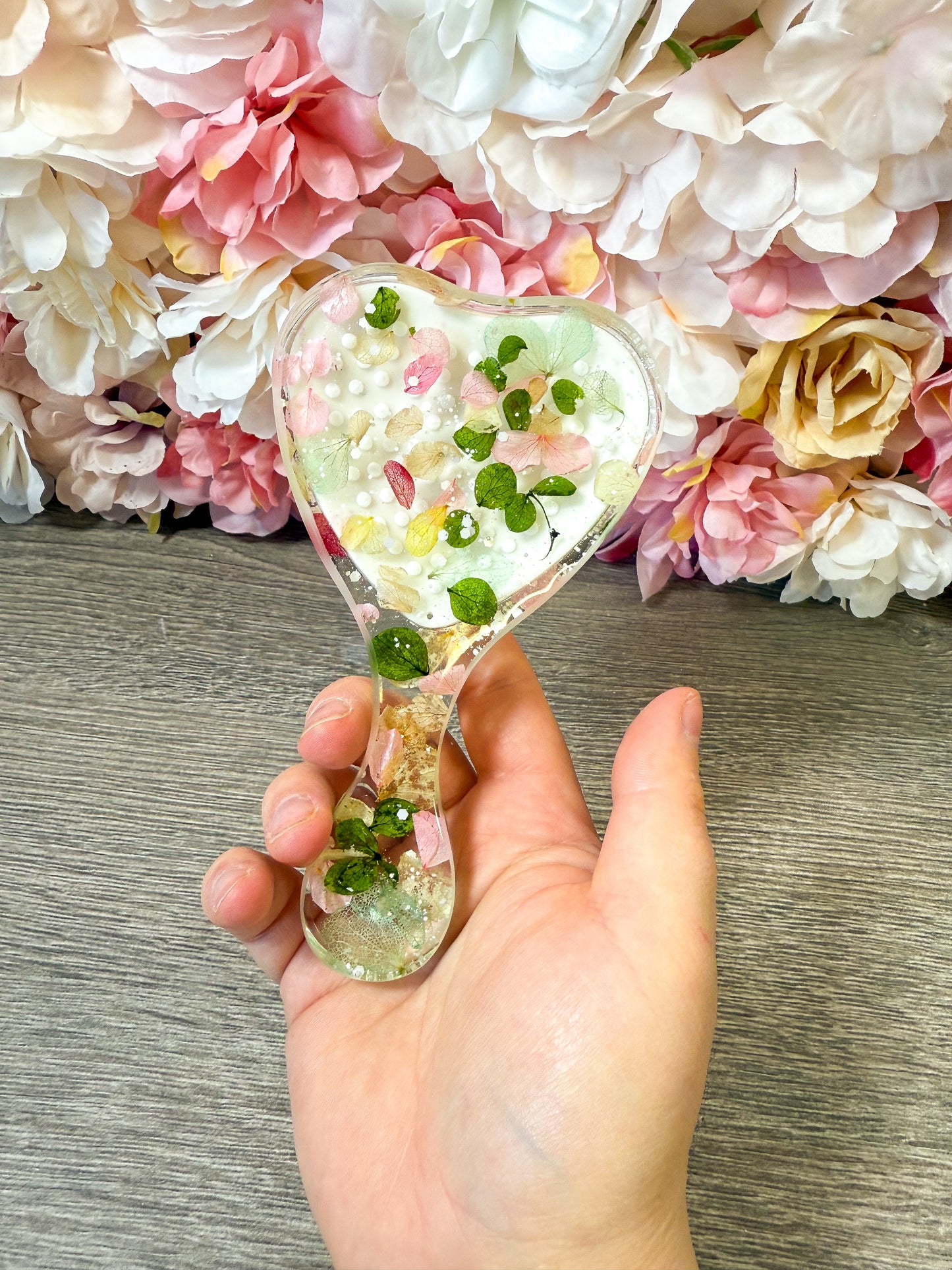 Einzelstück – Haarbürste mit echten, eingearbeiteten Blüten