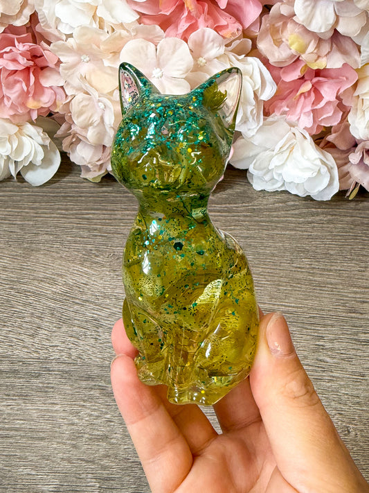 Handgefertigte Katzen Figur aus Resin mit echten Blüten – süße Deko & Geschenkidee