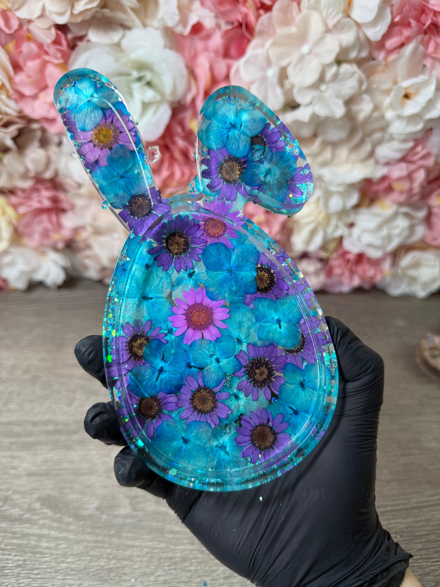 Oster Tablett Hase mit echten Blumen – handgefertigtes Deko Tablett aus Resin | Frühlingsdeko & Geschenkidee