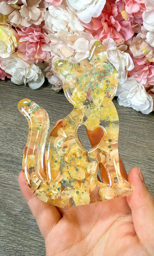 2D Katzenfigur aus Epoxidharz mit echten Blüten – handgefertigte Deko Figur Einzelstück