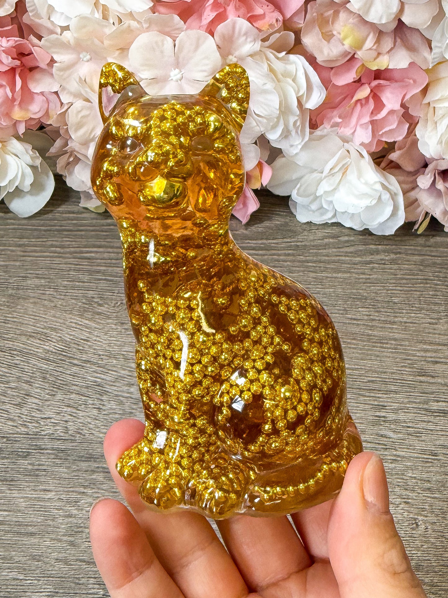 Handgefertigte Katzen Figur aus Resin mit goldenen Perlen– edle Deko & Geschenkidee