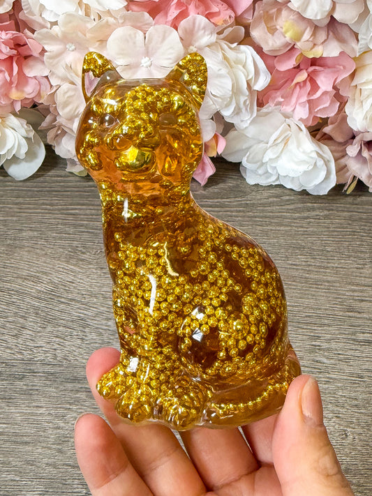 Handgefertigte Katzen Figur aus Resin mit goldenen Perlen– edle Deko & Geschenkidee