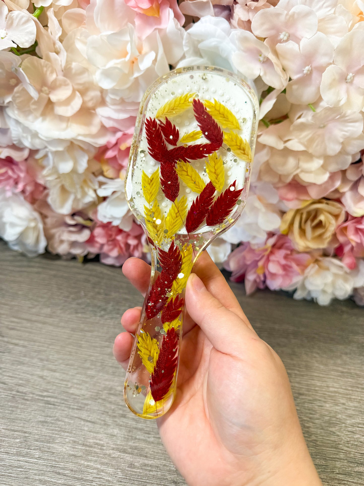 Einzelstück – Haarbürste mit echten, eingearbeiteten Blüten