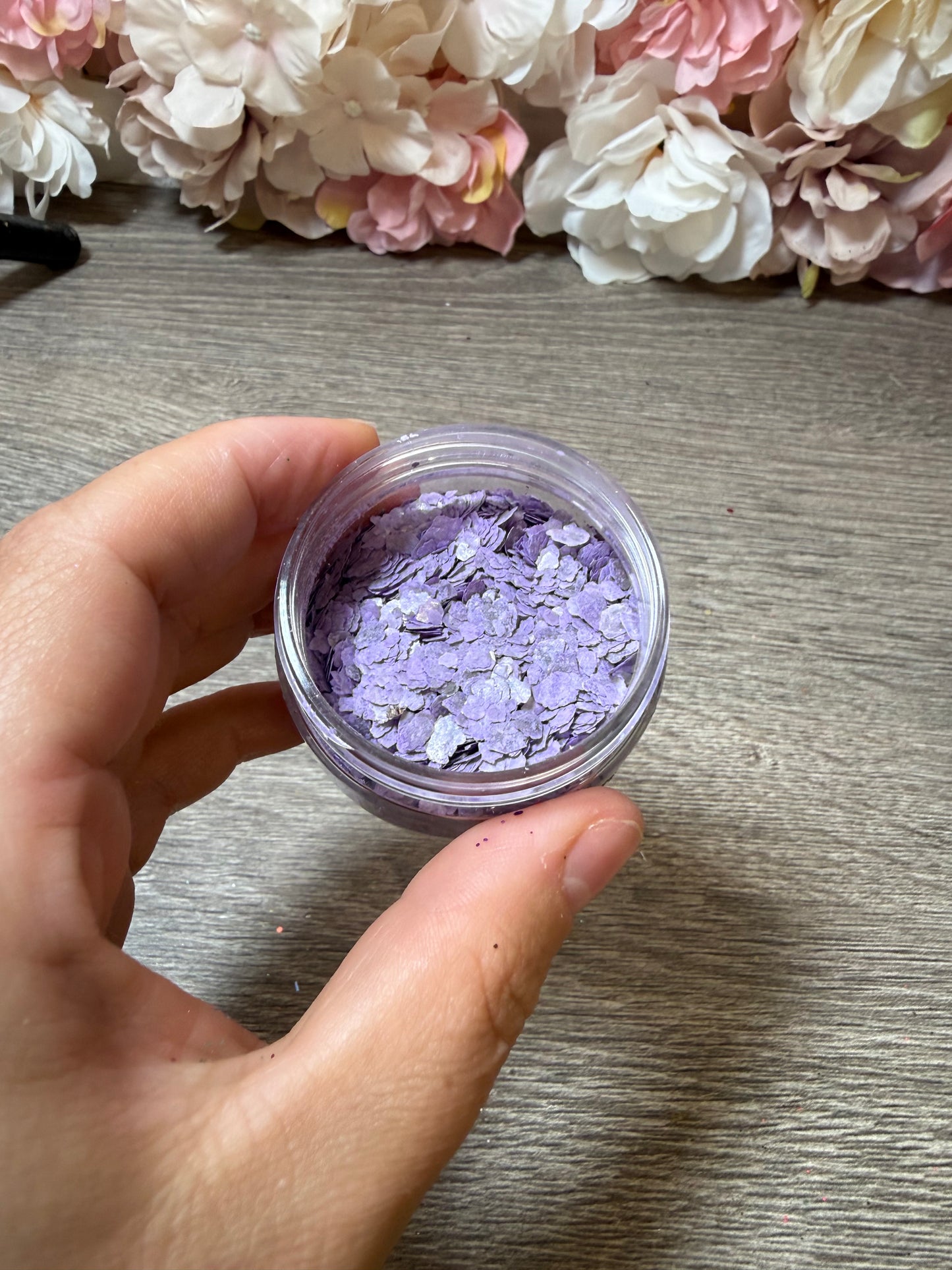 Lila Dekoflocken / Flakes – teilgefüllte Dose