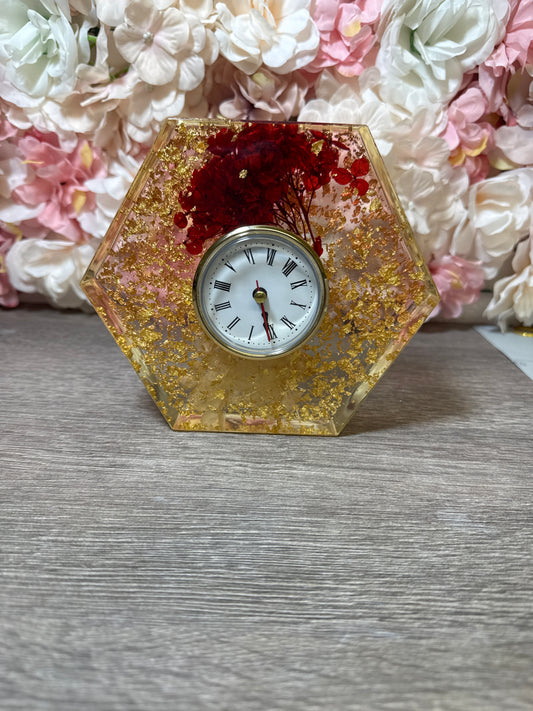 Standuhr mit Hortensien