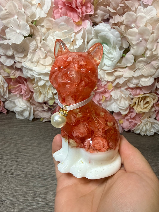 Handgefertigte Katzen Figur aus Resin mit echten Blüten – süße Deko & Geschenkidee