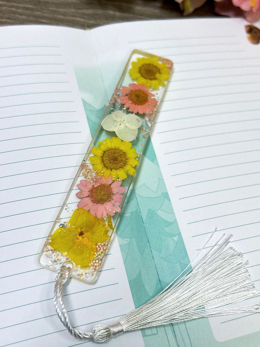 Lesezeichen mit Blüten in verschiedenen Designs