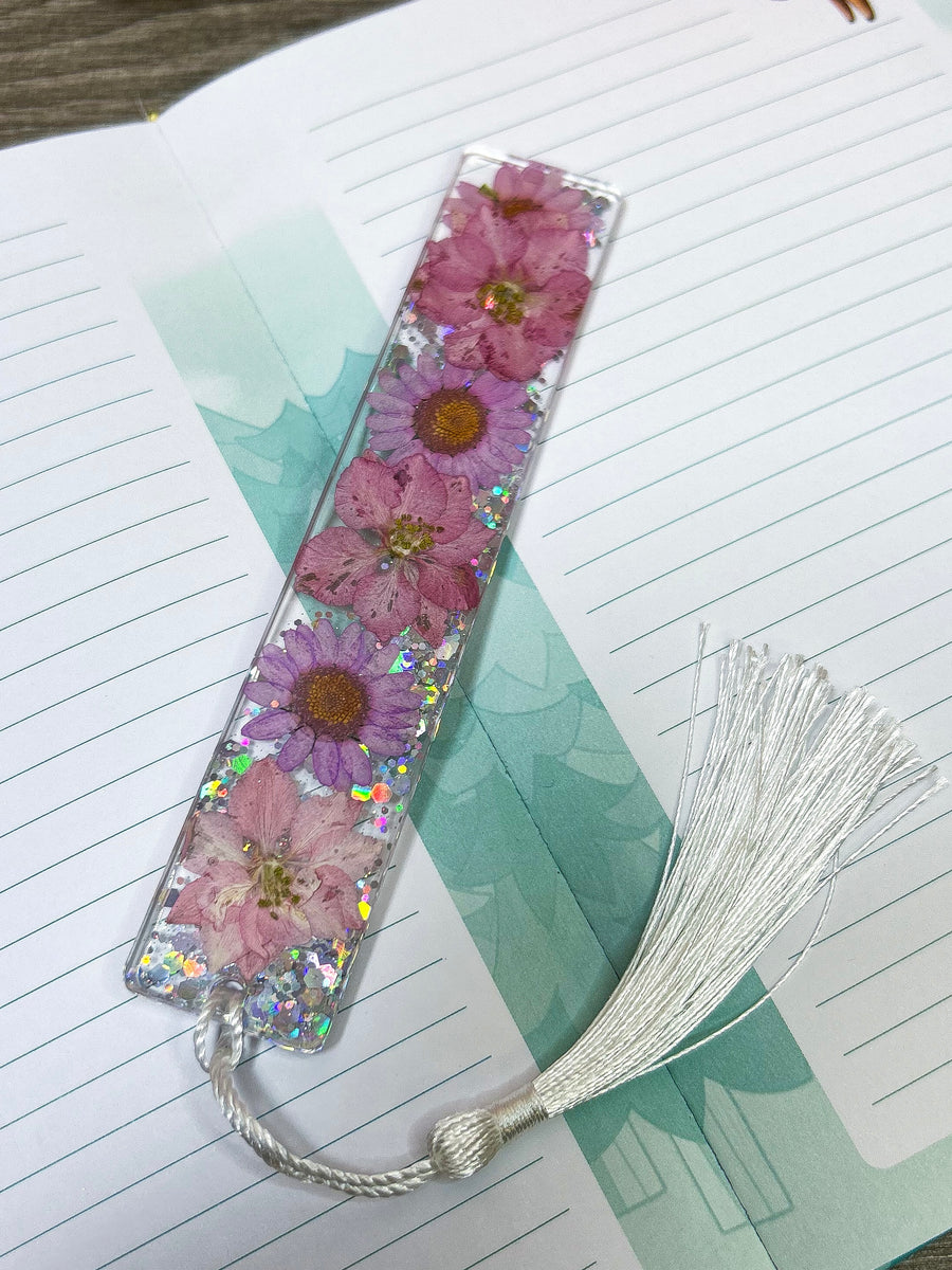 Lesezeichen mit Blüten in verschiedenen Designs