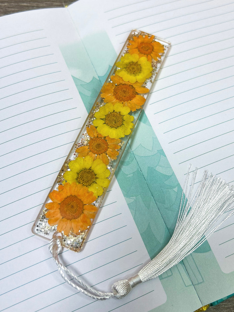 Lesezeichen mit Blüten in verschiedenen Designs