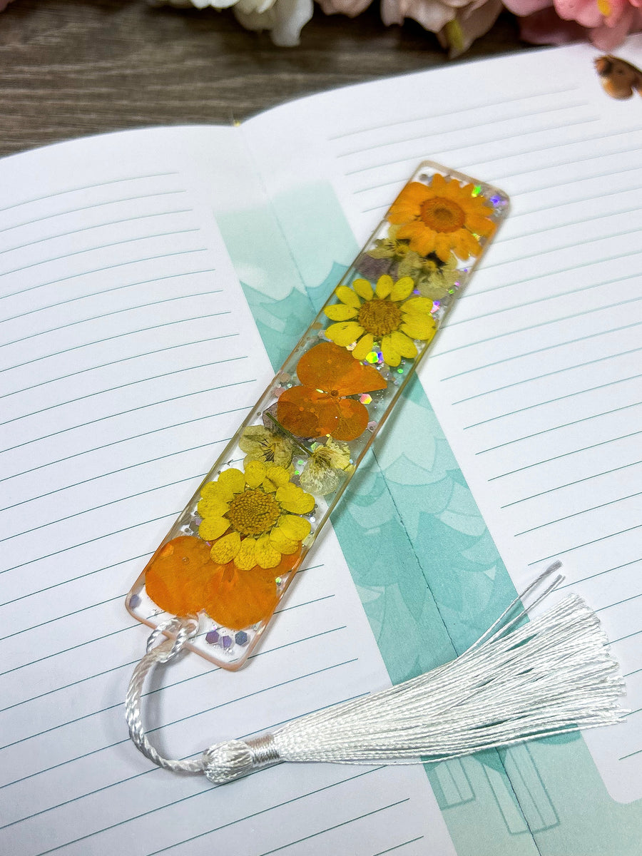 Lesezeichen mit Blüten in verschiedenen Designs