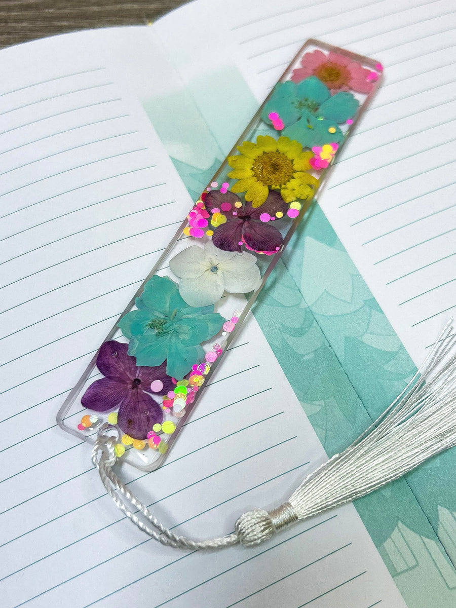 Lesezeichen mit Blüten in verschiedenen Designs