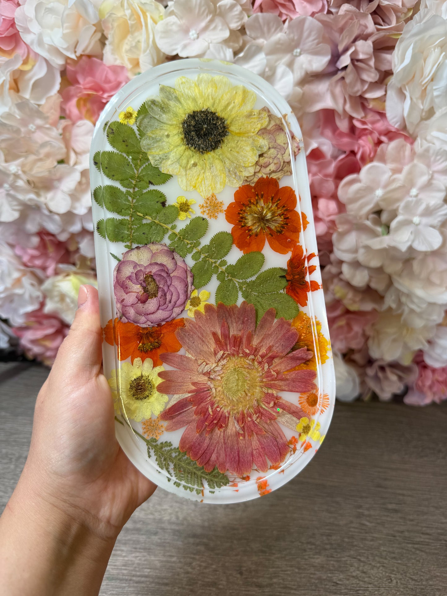 Ovales Tablett mit echten Blumen – handgefertigte Deko & Geschenkidee Einzelstück