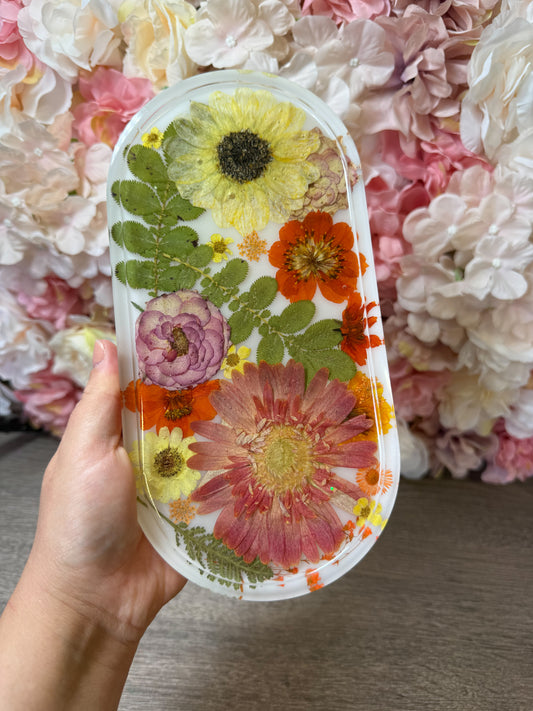 Ovales Tablett mit echten Blumen – handgefertigte Deko & Geschenkidee Einzelstück