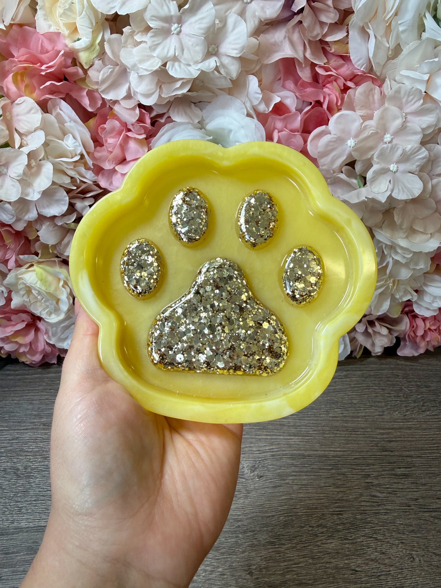 Handgefertigtes Pfoten Tablett aus Epoxidharz – Deko Schale mit Gold Glitzer