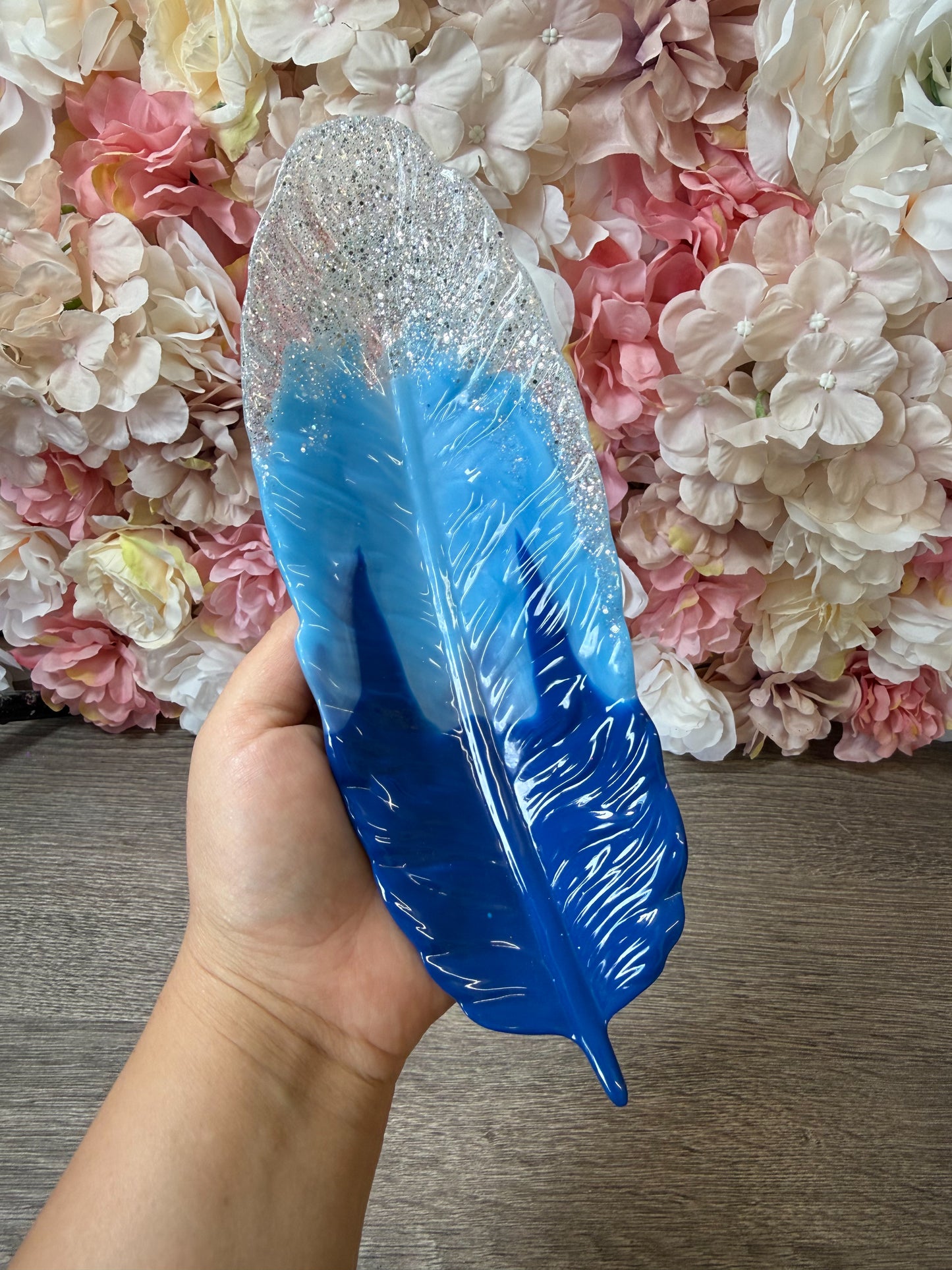 Feder Tablett aus Epoxidharz in Blau Silber – handgefertigte Deko Schale Einzelstück