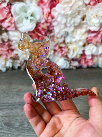 Katze mit echten Hortensien