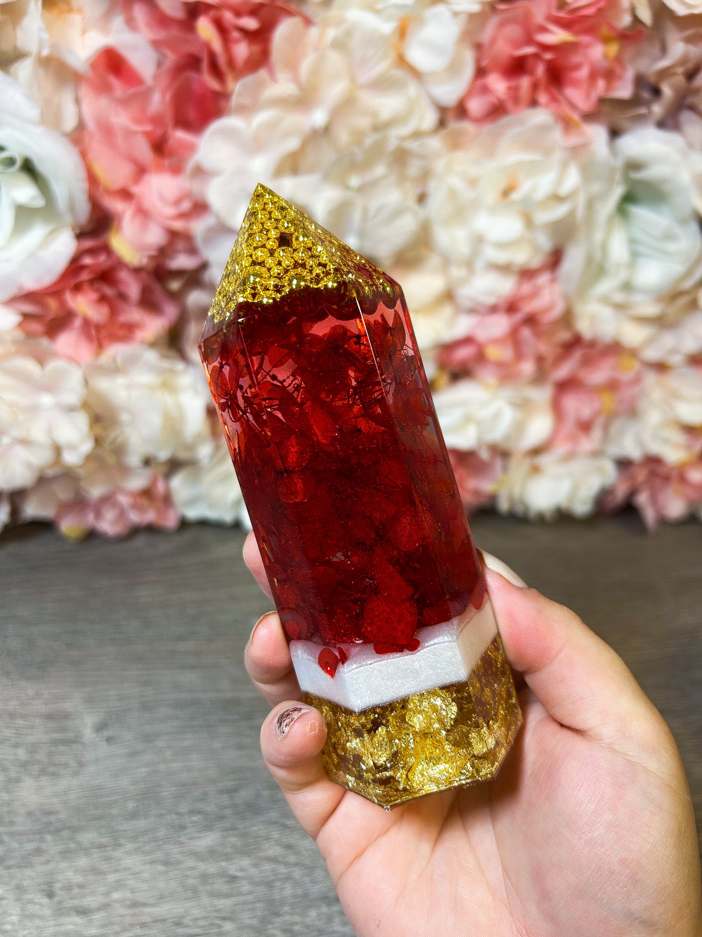 Kristallturm mit echten Hortensien