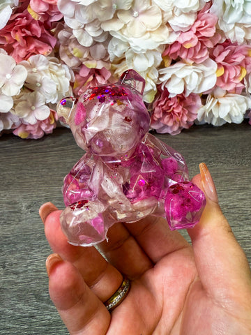 Figur Teddy mit echten Blüten (Pfingstrosen & Hortensien)