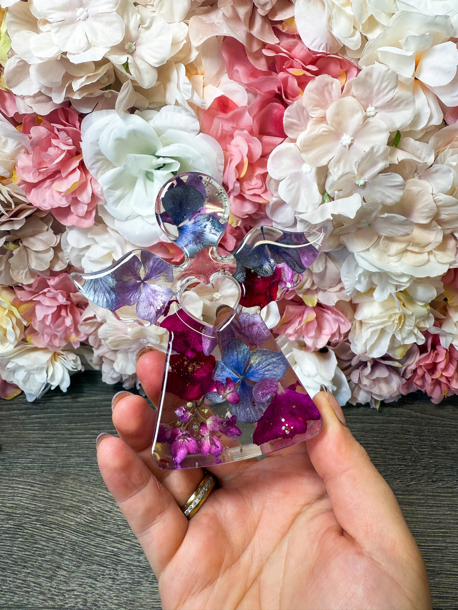 Figur Engel mit echten Blumen