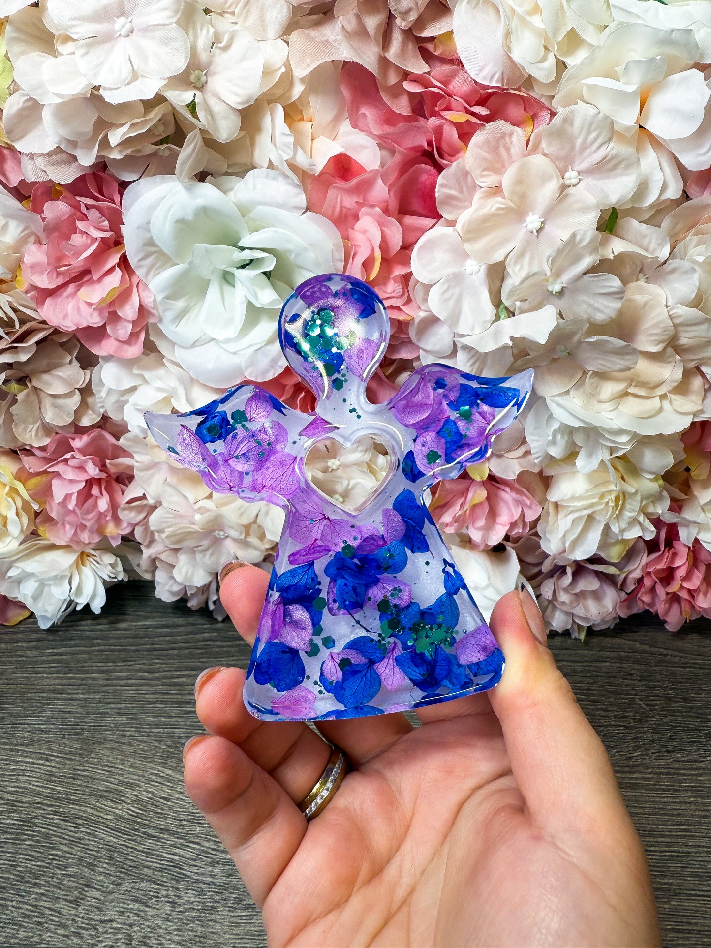 Figur Engel mit echten Blumen