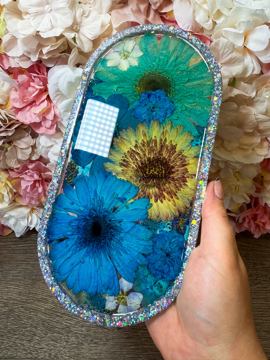 Großes Tablett mit Blumen in verschiedenen Designs