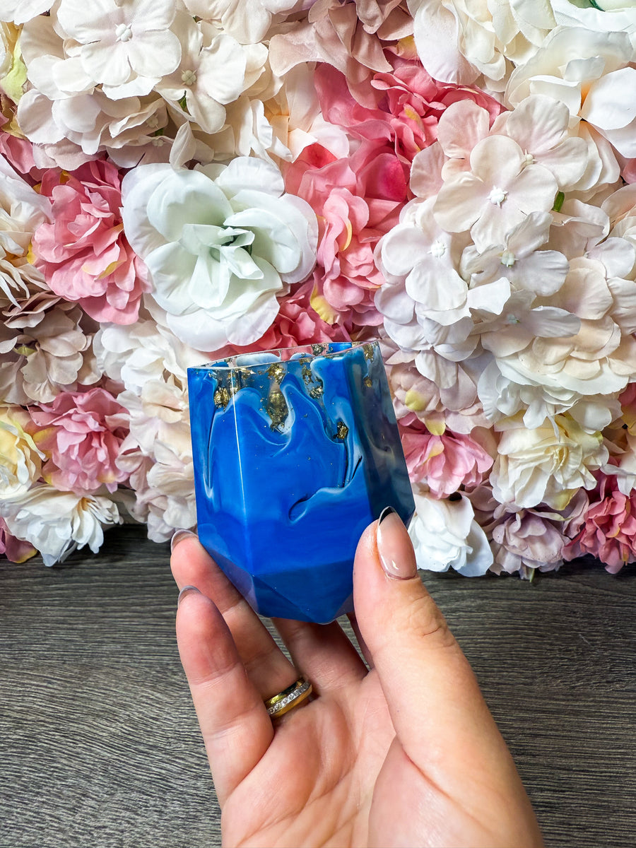 Kleine Becher in verschiedenen Designs