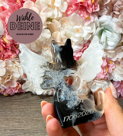 Erinnerungsfigur Katze mit Flügeln – personalisiertes Tierandenken aus Resin mit Tierfell möglich