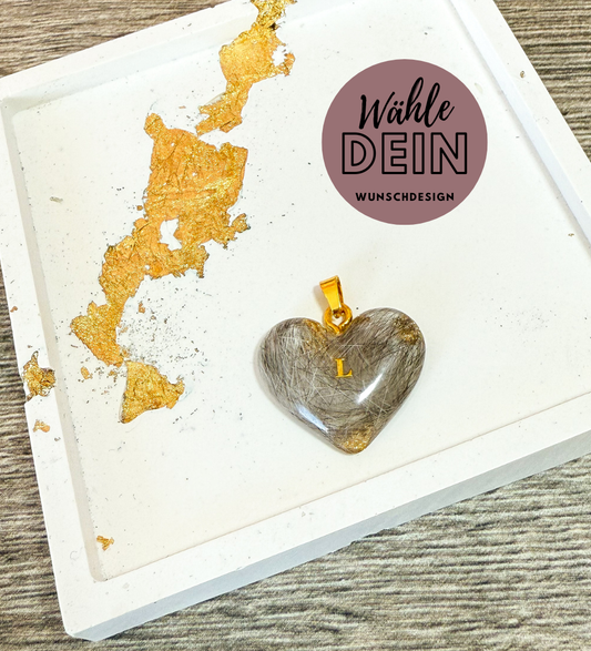 Erinnerungsanhänger mit Tierfell – personalisierter Herzanhänger aus Resin mit Initiale (Erinnerungsschmuck, Kettenanhänger))