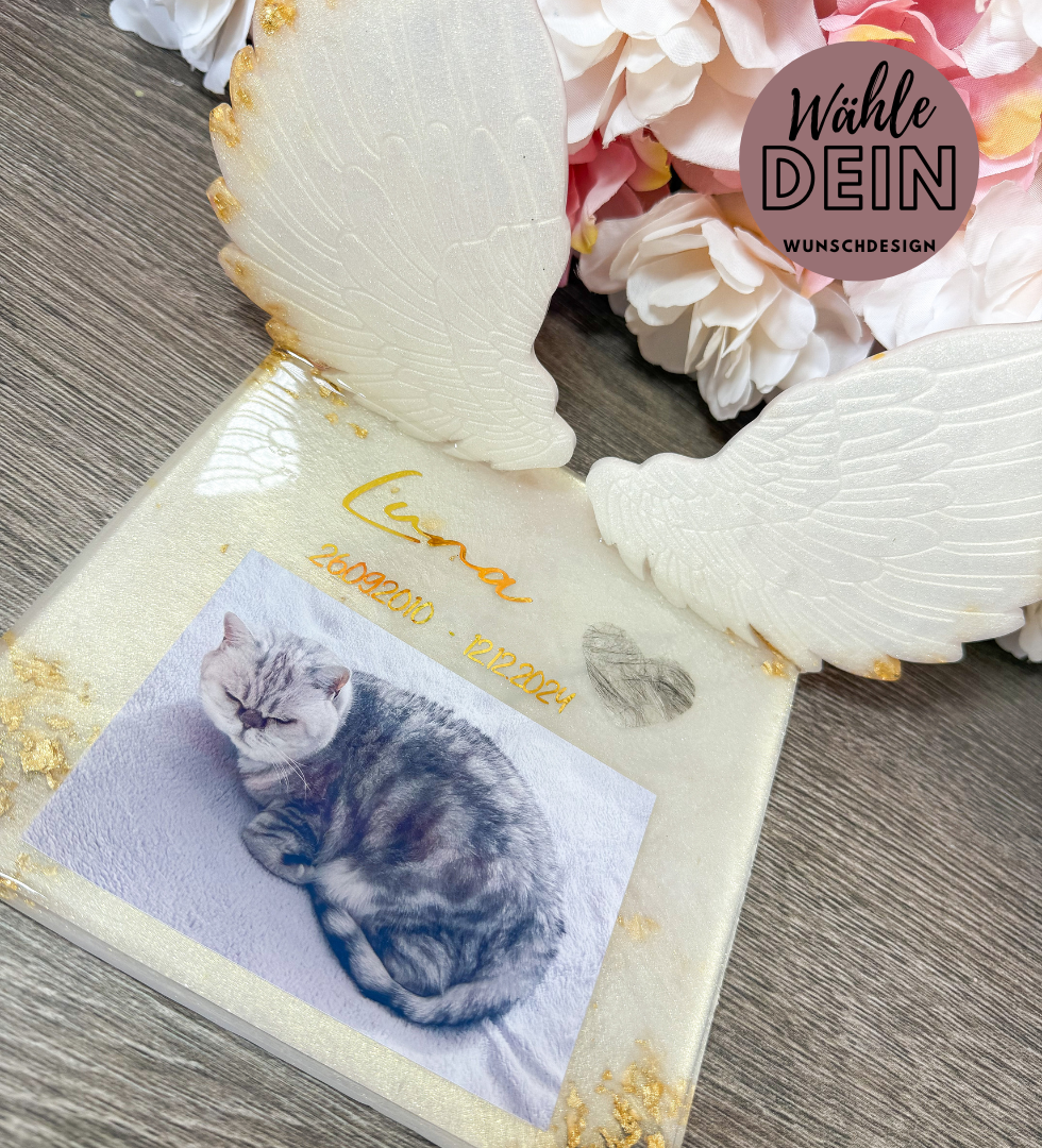 Individuelles Erinnerungsstück mit Foto & Tierfell – personalisierte Gedenktafel mit Flügeln, Name & Daten